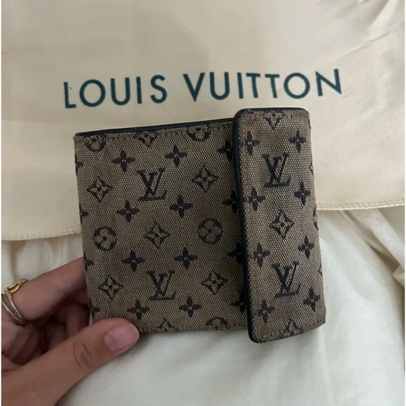 Gray Louis Vuitton Wallet - Picture 2 of 6